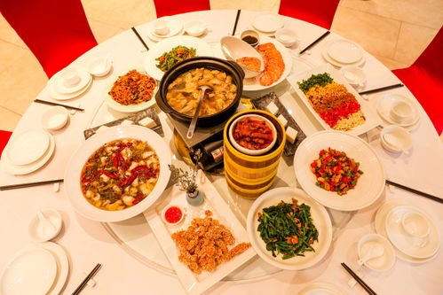 包厢圆桌特色美食 佳肴与光影的艺术之旅